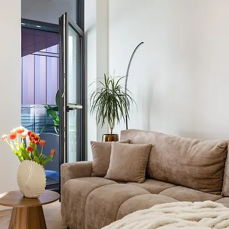 Modern & New 1br With Sofa Bed & Balcony 公寓